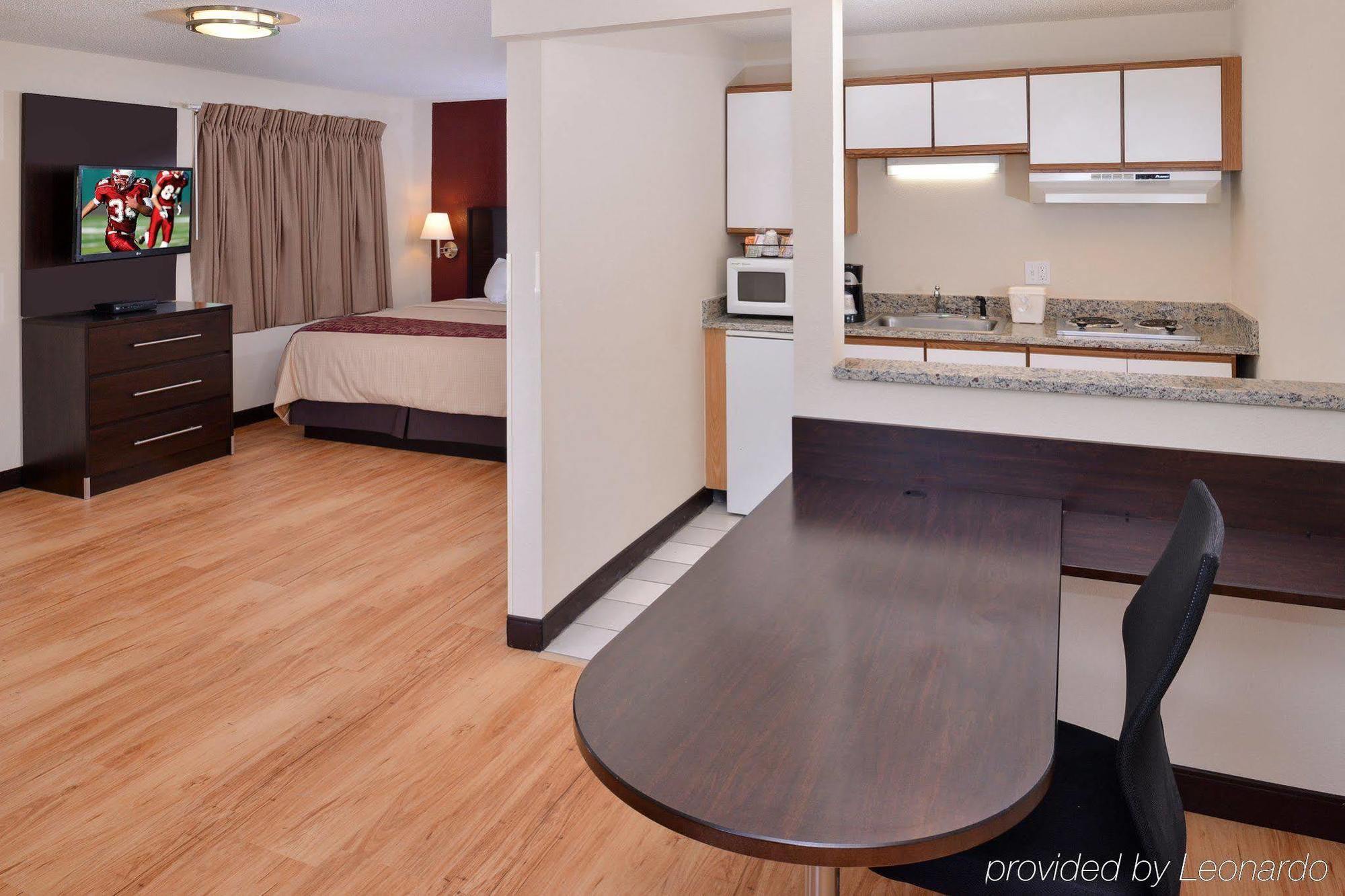 Red Roof Inn Plus+ & Suites Guilford Exterior foto